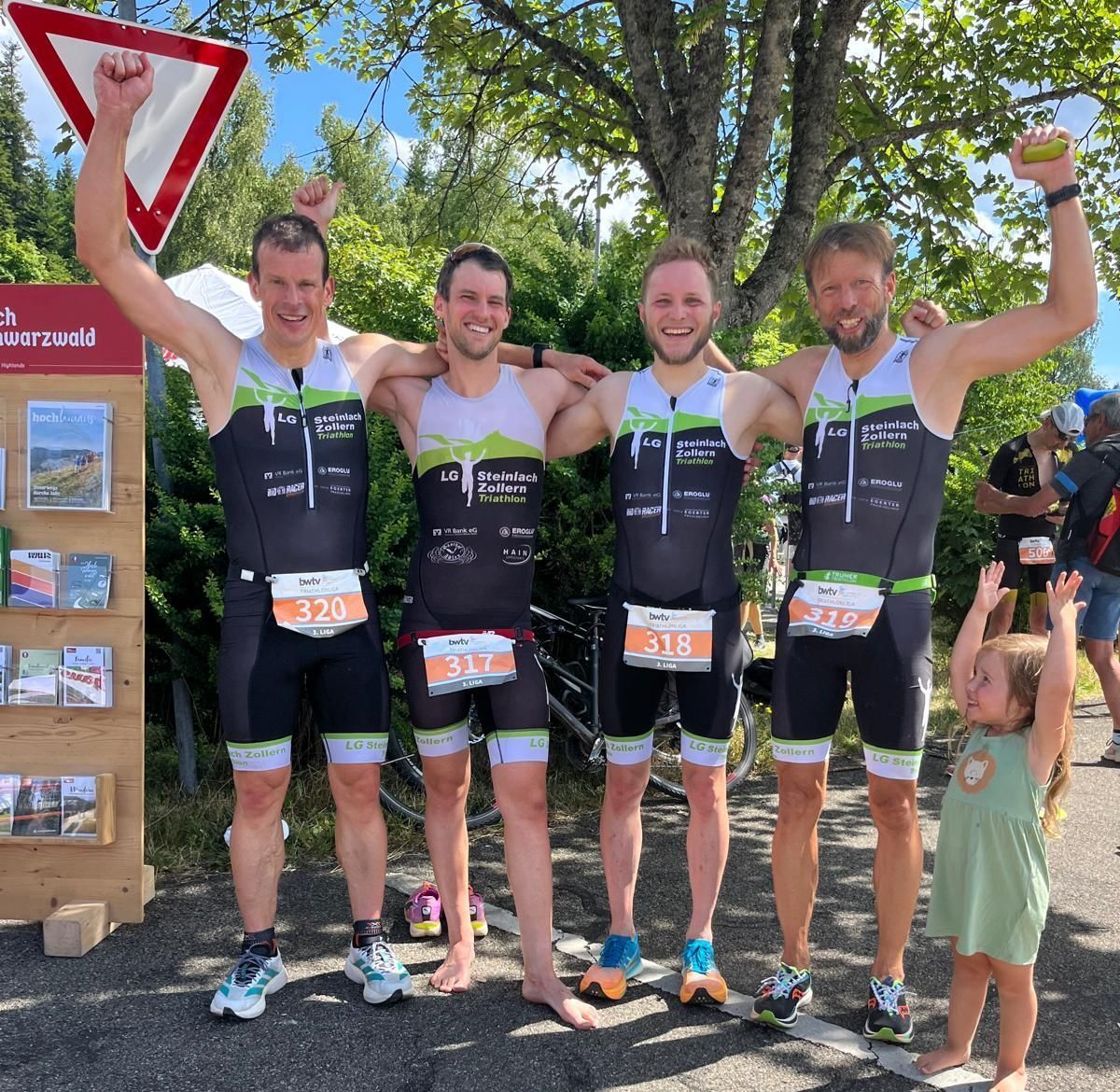 (vlnr) Rudi Kienzle, Jens Kalmbach, Luca Hauser und Folke Kaben hatten allen Grund zur Freude: als Team siegten sie beim Ligafinalwettkampf am Schluchsee.