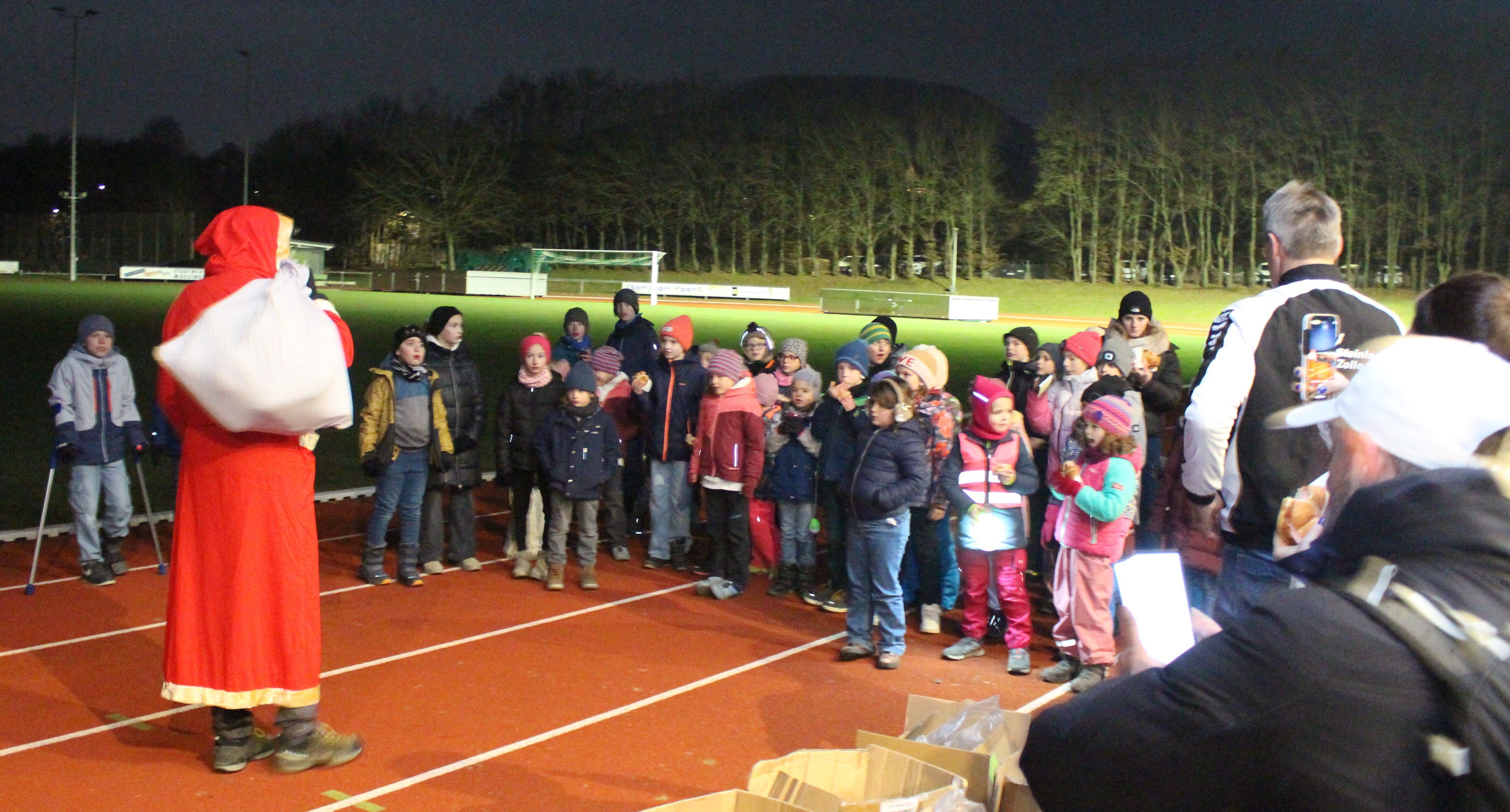 In der abendlich dunklen Atmosphäre im Stadion war das Erscheinen des Nikolaus besonders beeindruckend.