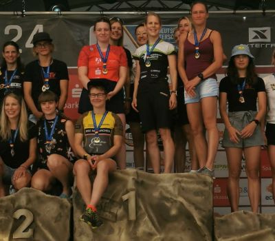 Ganz oben in der Mitte steht die Deutsche Meisterin Wiebke Schiwy von der LG Steinlach-Zollern und freut sich über den weiteren Titel.