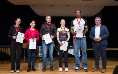 Die höchsten Auszeichnungen verlieh OB Michael Bulander persönlich. Von der LG Steinlach-Zollern waren Wiebke Schiwy und Kelson de Carvalho mit auf der Bühne. (Foto: Franke)