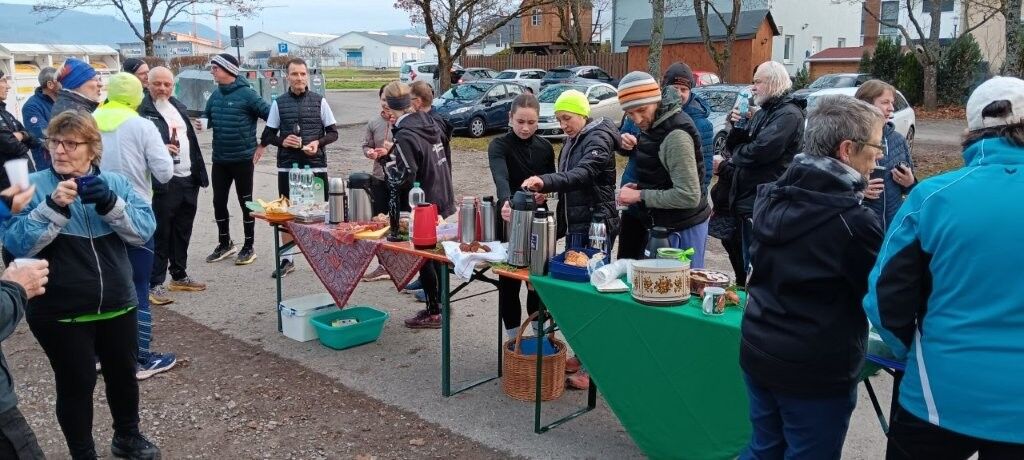 Zur Belohnung genossen die Sportlerinnen und Sportler in geselliger Runde mit viel Liebe selbst gebackene leckere Weihnachtsbredle, heißen Tee und Punsch.
