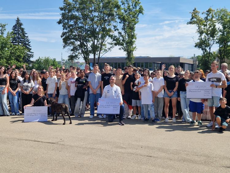 images/stories/LGSZ_Allgemein/2026/Spendenuebergabe-mit-allenMitlaufendenSchuelerInnen-Spendenempfänger.jpg#joomlaImage://local-images/stories/LGSZ_Allgemein/2026/Spendenuebergabe-mit-allenMitlaufendenSchuelerInnen-Spendenempfänger.jpg?width=4000&height=3000