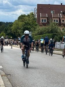 Matthias Förster in aerodynamischer Position auf dem Triathlonrad