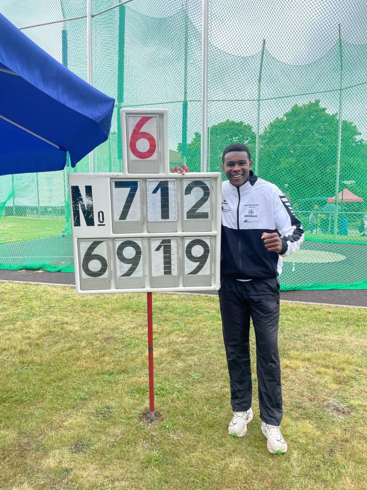 images/stories/Leichtathletik/2025/2025-05-25_Halle_DM-Rekord-Clesio-Foto.jpg#joomlaImage://local-images/stories/Leichtathletik/2025/2025-05-25_Halle_DM-Rekord-Clesio-Foto.jpg?width=3024&height=4032