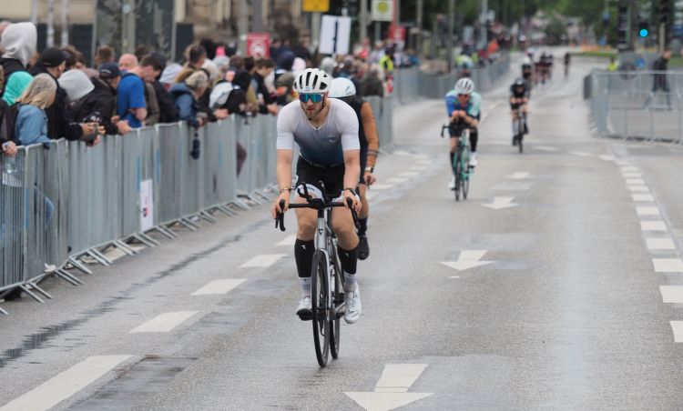 images/stories/Triathlon/2026/Ironman-Hamburg/2026-Simon-Rad.jpg#joomlaImage://local-images/stories/Triathlon/2026/Ironman-Hamburg/2026-Simon-Rad.jpg?width=3471&height=2090
