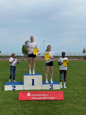 (vlnr) Nina Richter, Lea Weithoffer und Isabelle Iro zeigten herausragende Leistungen. Nina Richter übertraf sogar die DM-Norm über 300 Meter Hürden.
