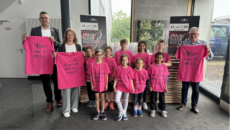 images/stories/Stadtlauf/2025/T-Shirts/2025-06-03_MoessingerRoeWa-Lauf_T-Shirt-Vorstellung-Foto-1.JPG#joomlaImage://local-images/stories/Stadtlauf/2025/T-Shirts/2025-06-03_MoessingerRoeWa-Lauf_T-Shirt-Vorstellung-Foto-1.JPG?width=5712&height=3224