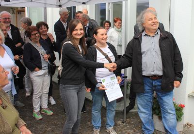 Übergabe der Förderurkunde: Dr. Eberhard Heinz von der BürgerStiftung Mössingen mit Laura Ferber und Julia Schneider von der LGSZ. Foto: I. Gisbert