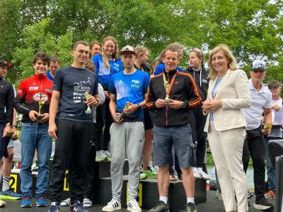 Rudi Kienzle (vorne 2. von rechts) war erneut bester in seiner Altersklasse beim Würzburger Triathlon über die Mitteldistanz.