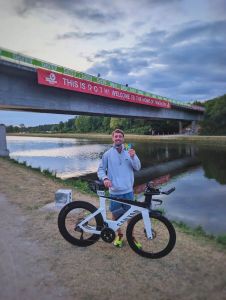 Johannes Fritz präsentiert stolz die hart erkämpfte Finisher-Medaille