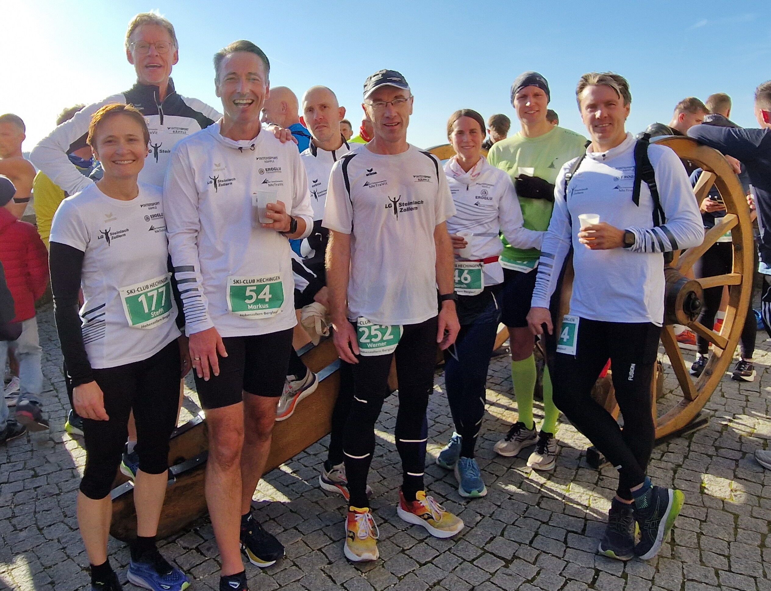 Ein Finisher-Foto bei der Kanone im Burghof ist eine schöne Belohnung für die Starter/innen beim Hohenzollernberglauf – insbesondere, wenn trotz Nebel beim Start oben wunderbar die Sonne scheint.