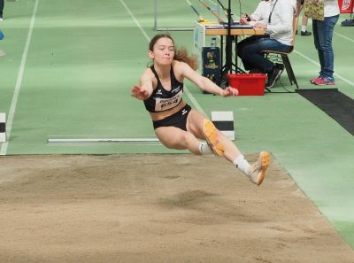Leonie Schinko siegte im Weitsprung mit neuer persönlicher Bestleistung von 6,05 Metern.