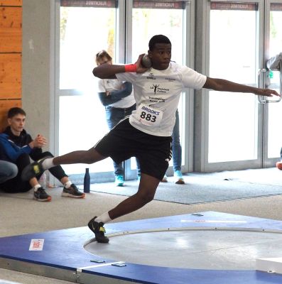 Clesio de Carvalho setzte sich mit einer herausragenden Weiter von 17,10 Meter im Kugelstoßen an die Spitze der deutschen Jahresbestweitenliste seiner Altersklasse.