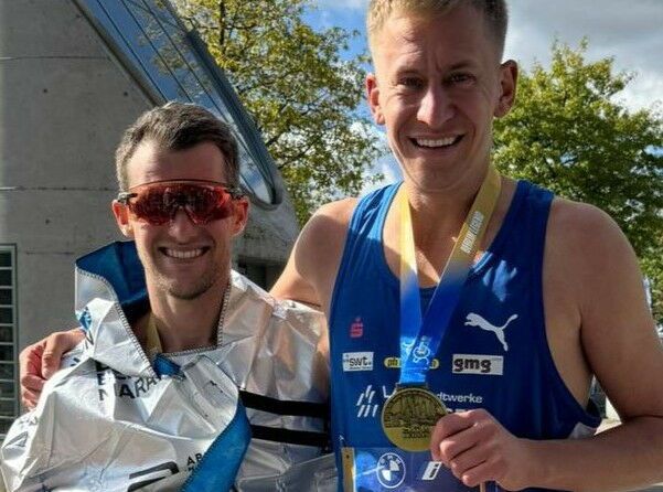 Jens Kalmbach (links) stellte in Berlin mit 2:39:46 Stunden eine neue persönliche Bestmarke über die Marathondistanz auf.