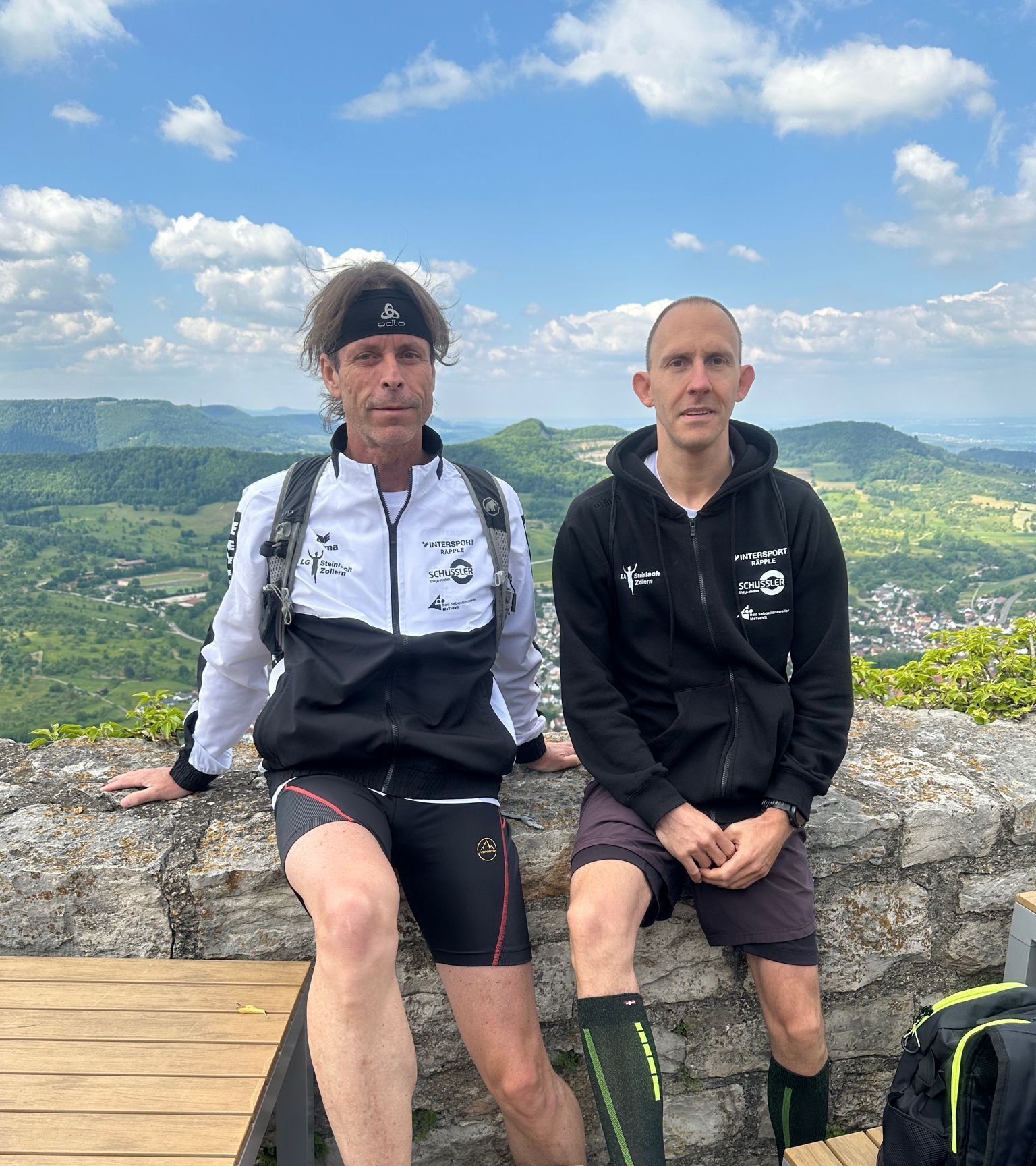 Thomas Falkenberger (links) und Reinhold Handel zufrieden im Ziel des Hohenneuffen-Berglaufs.
