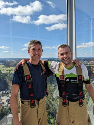 Christoph Groß (rechts) und Philipp Großmann waren das schnellste Feuerwehrteam, das in kompletter Schutzausrüstung beim Towerrun startete